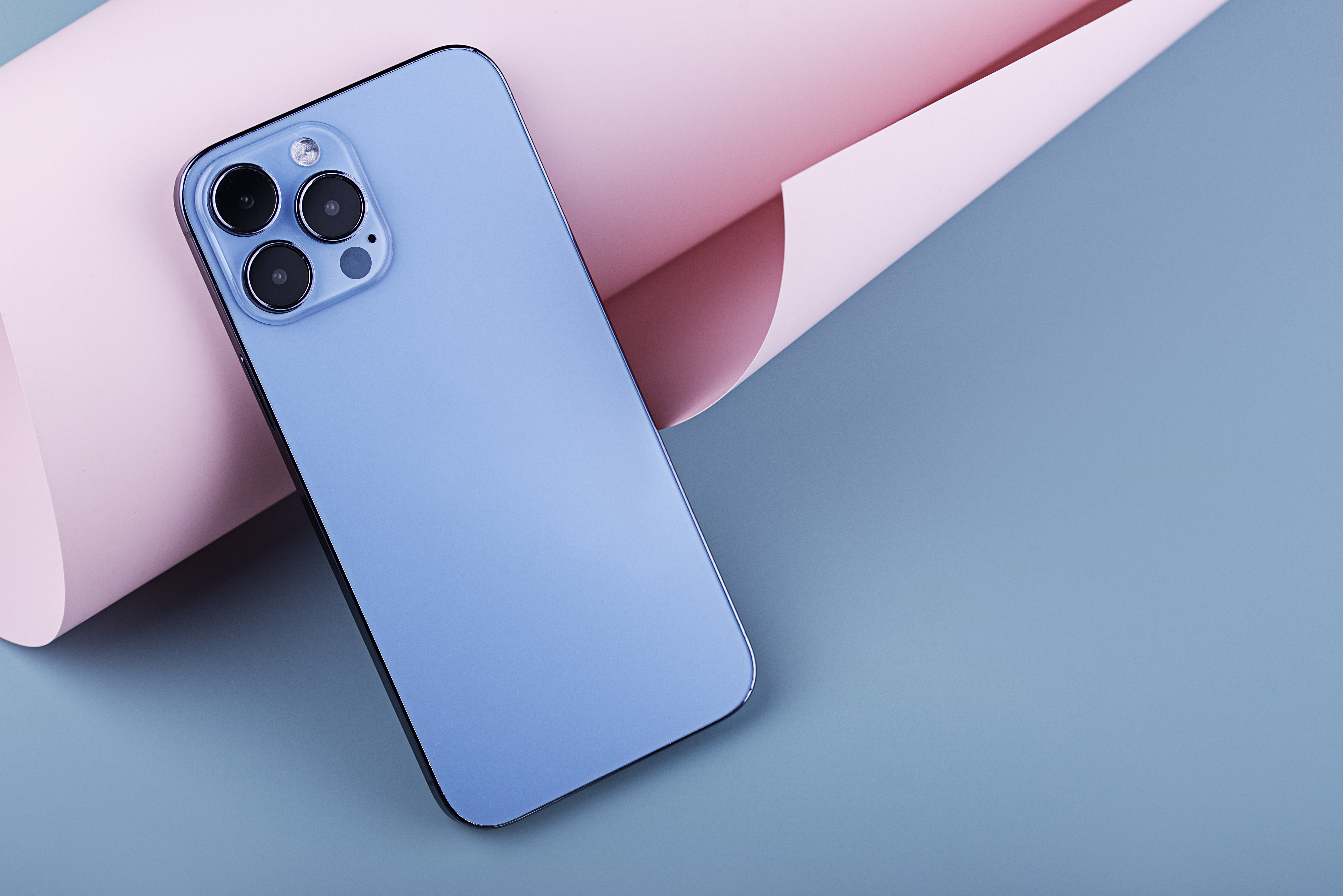 elegant-smartphone-composition (2)
